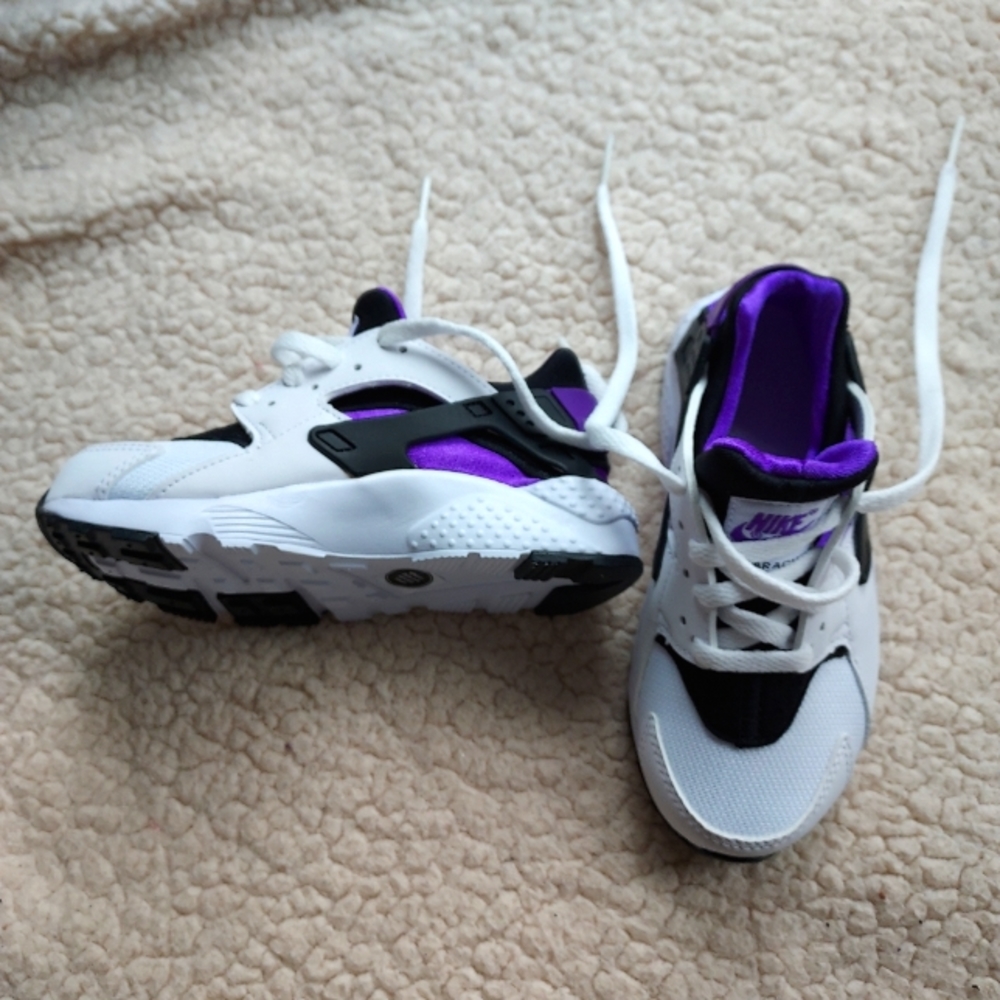 Brand new kids 11 Nike shoes in box.